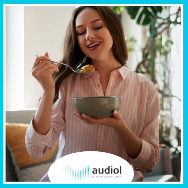 mujer comiendo